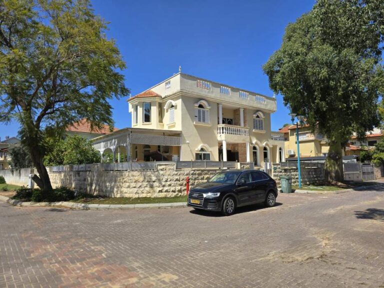 בית פרטי 9 חדרים למכירה ברחוב השקמה 18 לוד – 350 מ"ר, משופץ ברמה גבוהה, גינה היקפית, חנייה פרטית, ריהוט חלקי כלול, אזור שקט ומבוקש