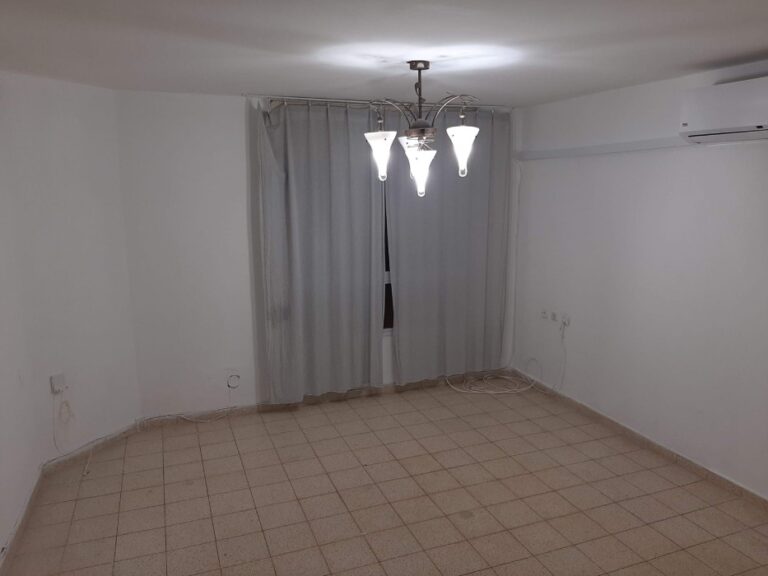 דופלקס 4 חדרים למכירה בסלינקין 1, לוד – מחולק עם יחידת דיור, מרפסת גדולה, חנייה פרטית ותשואה גבוהה.