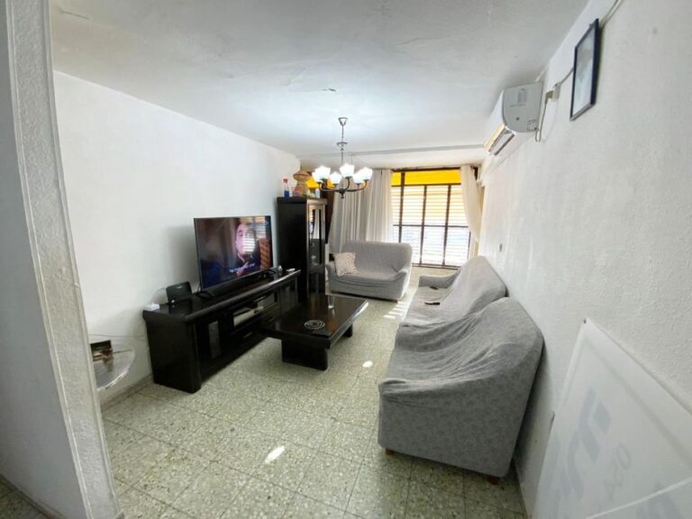 דירת 4 חדרים למכירה ברחוב החשמונאים 7, לוד – שמורה, עם כיווני אוויר טובים ובפרויקט פינוי-בינוי.