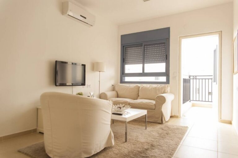 דירת 2 חדרים למכירה ברחוב הכרמל 4, רמלה – בדיור מוגן, מושכרת עם חוזה פעיל ותשואה יציבה.