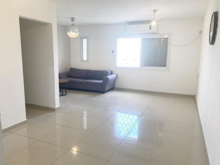 דירת 3 חדרים למכירה בגבריאל 2, לוד – משופצת, מושכרת, קומה אחרונה, חניה עם שער חשמלי בשכונת בן גוריון.