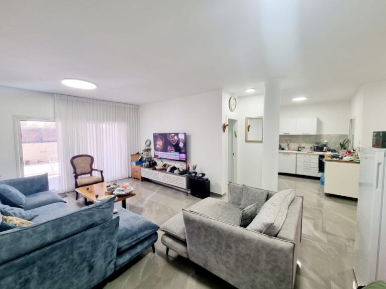 דירת גן משופצת 5 חדרים ברחוב אגס 4, לוד – עם חצר ענקית, יחידת דיור וחנייה בטאבו בשכונת וילות שקטה