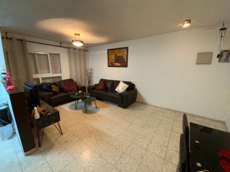 דירת 4 חדרים למכירה ברחוב המצביאים 13, לוד – שמורה, מסודרת, עם חנייה פרטית בשכונת נאות יצחק המבוקשת.