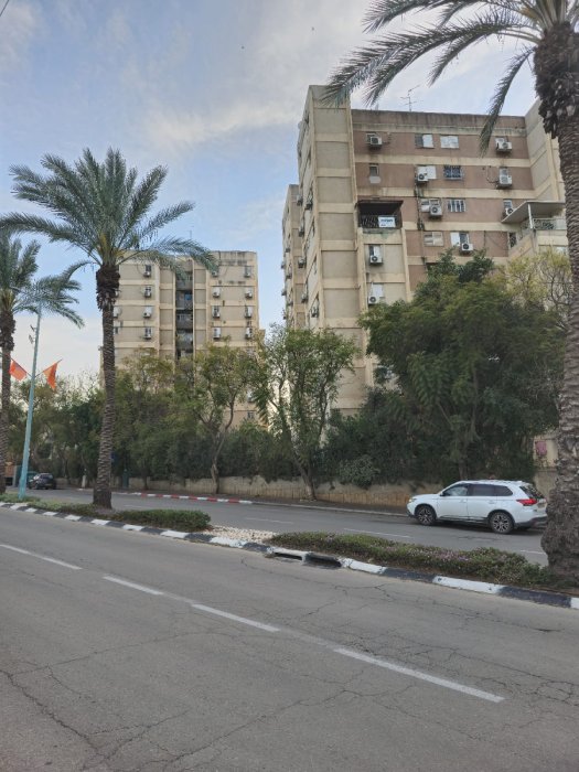 דירת 3 חדרים למכירה ברחוב הדרים 17, לוד – מושכרת, שמורה, עם חניה פרטית וקרבה לכניסה לעיר ולתחבורה ציבורית.