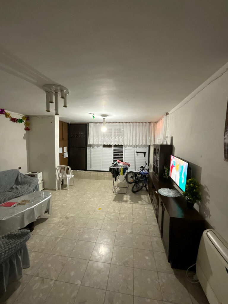 דירת 3 חדרים למכירה ברחוב אלי כהן 8 לוד – שמורה, מושכרת ב־3,050 ש"ח, מיקום מרכזי עם פינוי גמיש. מעולה למשקיעים