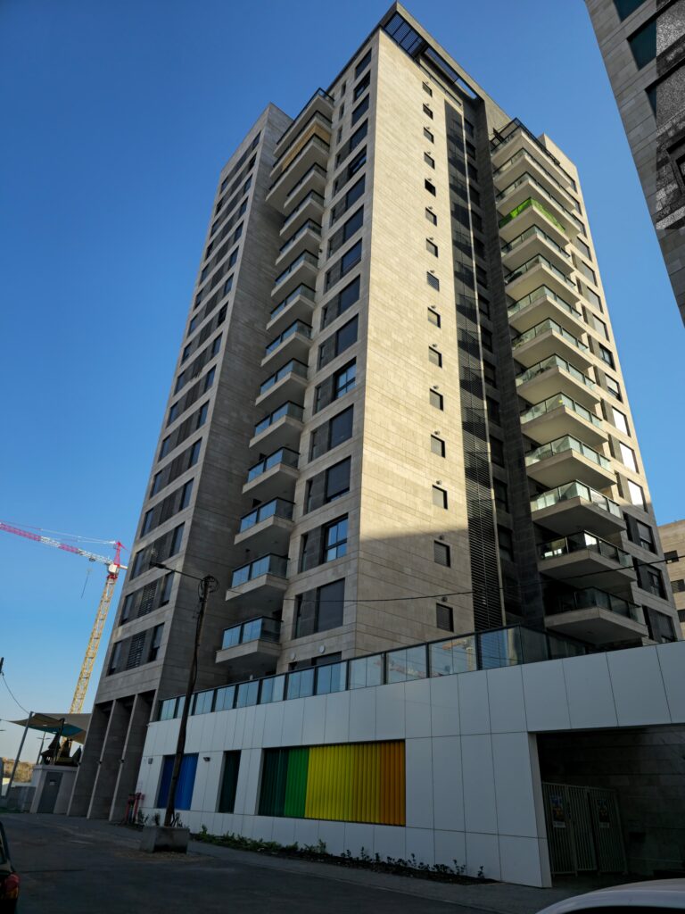 דירת 4 חדרים חדשה להשכרה ברחוב יער ביריה 1, לוד – בפרויקט אאורה עם חנייה פרטית ונוף בשכונת נופי בן שמן