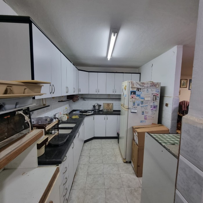 דירת 3 חדרים להשכרה בשדרות דוד המלך 23 בלוד – קומה עליונה, במיקום מרכזי עם תחבורה נגישה.