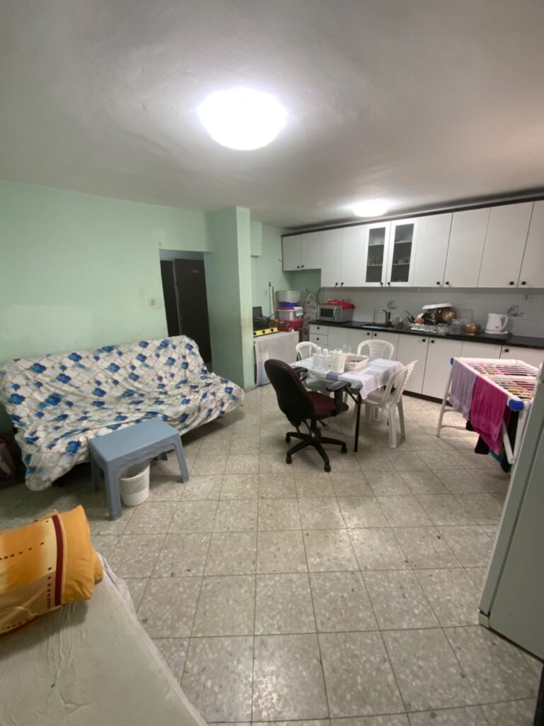 דירת 2 חדרים להשכרה בלוד – שדרות שלמה המלך 61, מוארת ונגישה, עם כניסה ביוני 2025.