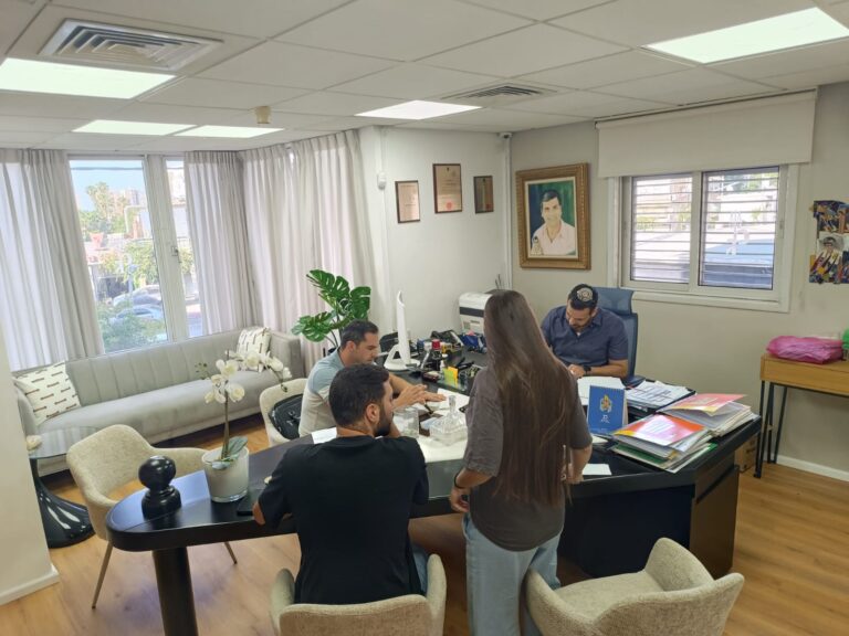 דירת 3 חדרים למכירה ברחוב בן גוריון 6, רמלה – קומה 9 מתוך 9, מוארת, נוף פתוח ומיקום מרכזי בעיר.