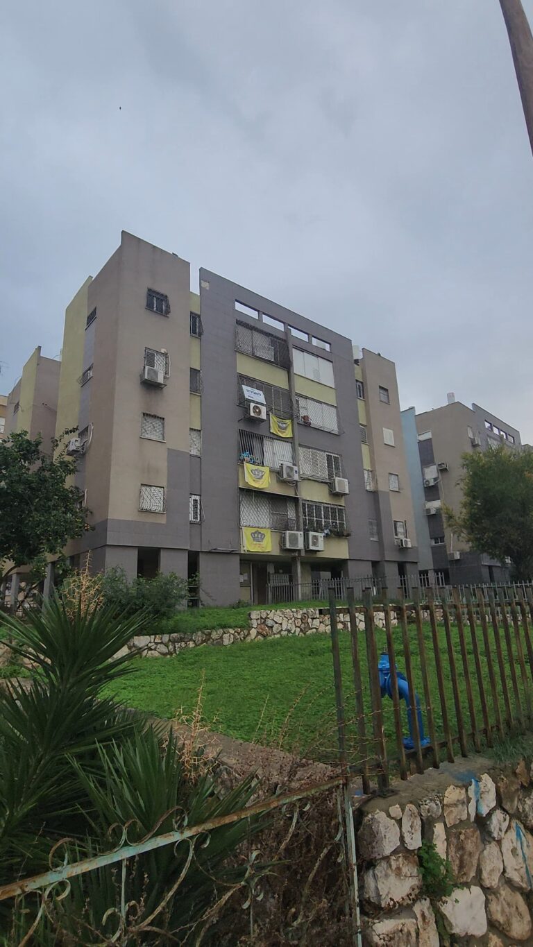 דירת 3 חדרים משופצת למכירה בשדרות חטיבת יפתח 13, לוד – סמוכה לרכבת, באזור פינוי־בינוי, עם מיזוג ודוד שמש.