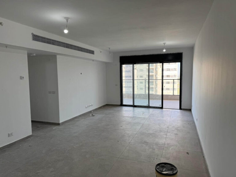 מיני פנטהאוז יוקרתי בלוד עם מרפסת גדולה ונוף פתוח – דירת 5 חדרים בפרויקט אאורה, רחוב יער אודם 6.