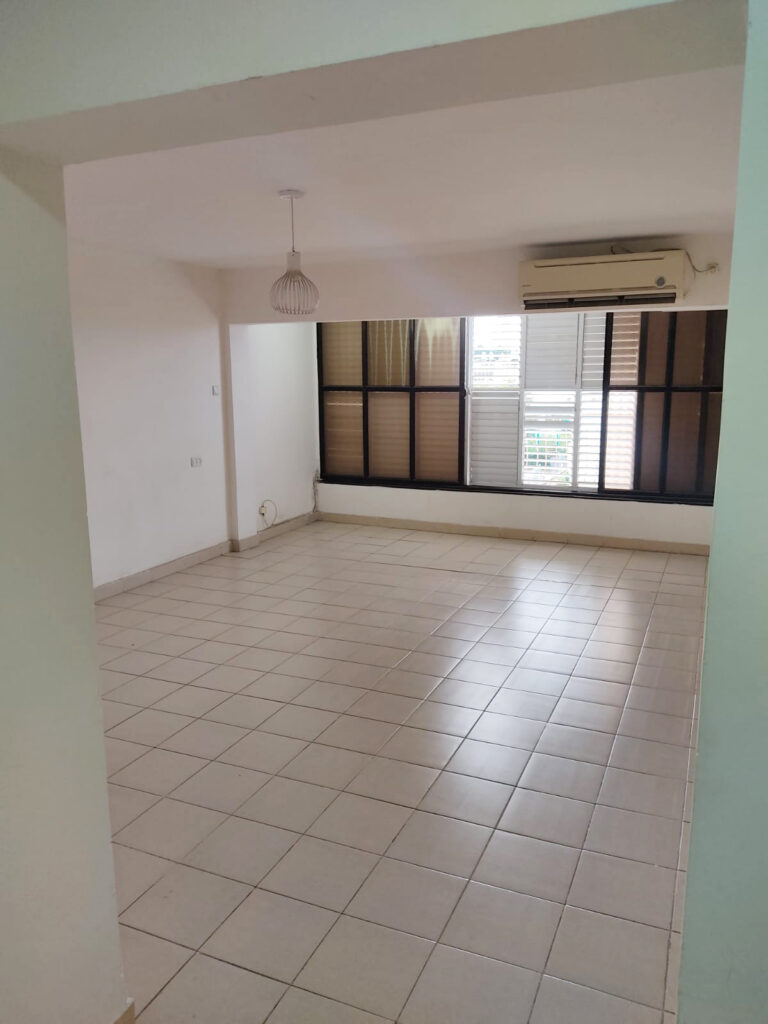 דירת 3 חדרים ענקית ומשופצת להשכרה בלוד – שדרות דוד המלך 4, עם נגישות מצוינת לתחבורה.
