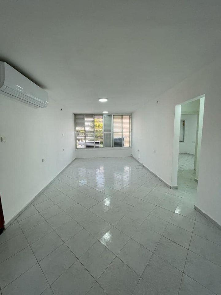 דירת 3 חדרים למכירה ברחוב יהודה שטיין 10, רמלה – 70 מ"ר, משופצת חלקית ובמצב מעולה. מושכרת ב־3,000 ₪ לחודש. נמצאת בפרויקט התחדשות עירונית – מתחם אשכול עם יזם אפי קפיטל. מיקום מרכזי סמוך לקניון עזריאלי. מספר נכס 238.