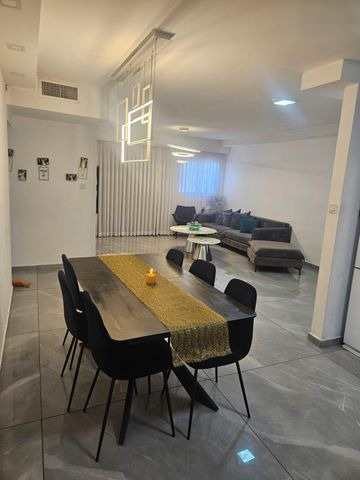 דירת 5 חדרים למכירה ברחוב האיילון 13, לוד – 132 מ"ר, משופצת במצב מעולה. יחידת הורים + יחידת מתבגר, 3 מקלחות ו־4 שירותים, 2 חניות פרטיות. בניין משופץ עם לובי ומעלית. מיקום מצוין בשכונת גני יער. מספר נכס 242.