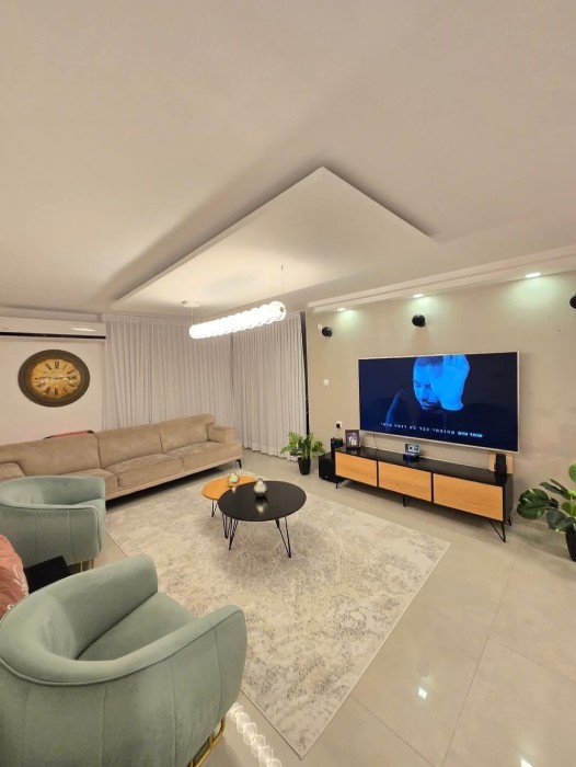 דירת 4.5 חדרים למכירה בשדרות בן גוריון 23, לוד – 115 מ"ר, משופצת ברמה גבוהה, פינתית עם כיוון דרום־מזרח. קומה 7 מתוך 7, חנייה משותפת ומיקום מרכזי בעיר. כניסה גמישה. מספר נכס 243.