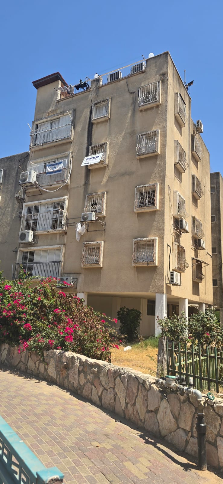 דירת 5 חדרים למכירה ברחוב הערבה 6, לוד – 112 מ"ר, שמורה ומסודרת. קומה 3 מתוך 4. מושכרת כיום ב־3,500 ₪ לחודש, תשואה מיידית. מיקום מצוין בשכונת בן גוריון המבוקשת. מספר נכס 236.