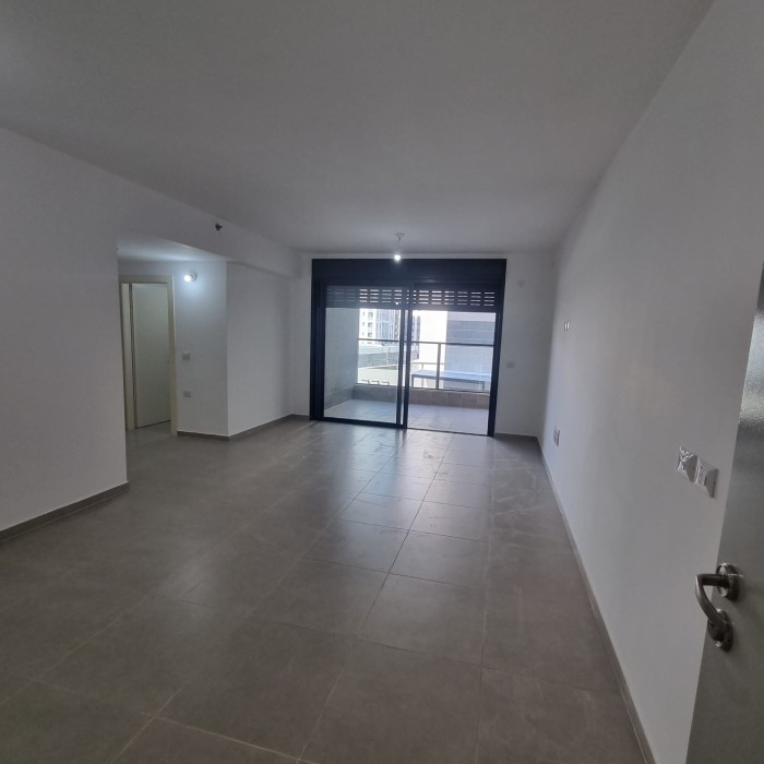 דירת 3 חדרים להשכרה ברחוב קק"ל 32, לוד – 80 מ"ר, קומה 3 מתוך 23. מיועדת להשכרה לפועלים. בבניין 4 מעליות ומרפסת שמש גדולה. מיקום מצוין בשכונת נופי בן שמן החדשה. מספר נכס 233.