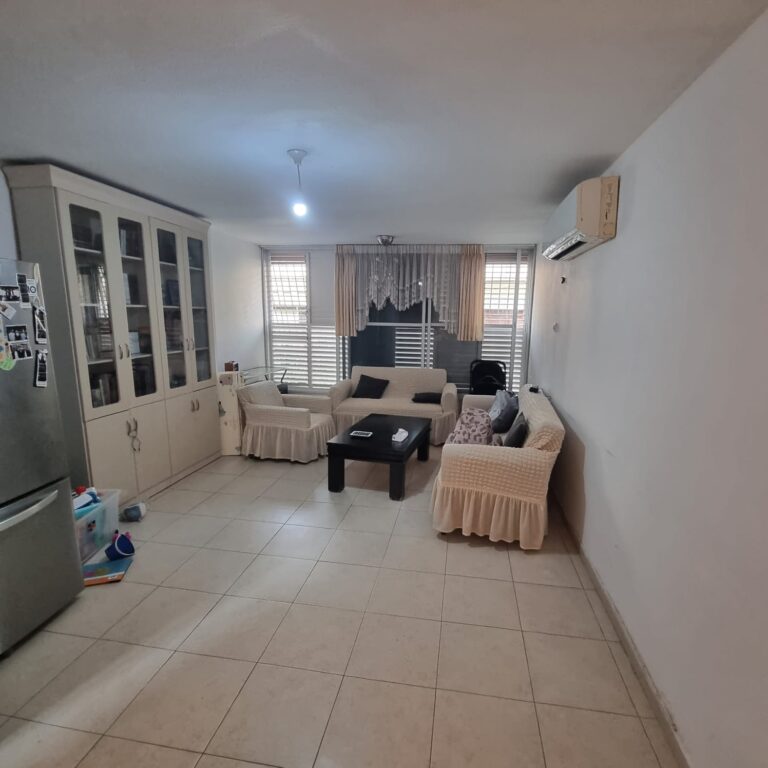 דירת 3 חדרים להשכרה בשדרות שלמה המלך 13, לוד – 75 מ"ר, בקומת קרקע מתוך 3 (4 מדרגות). דירה שמורה ומסודרת, מרווחת מאוד, עם מחסן פנימי. מיקום מרכזי בעיר. לכניסה מיידית. מספר נכס 228.