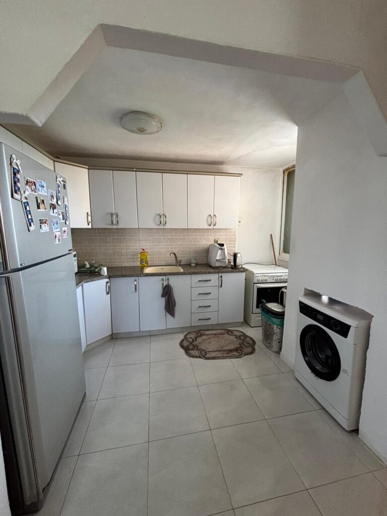 דירת 3 חדרים למכירה ברחוב הגדוד העברי 8, לוד – 60 מ"ר, קומה 3 מתוך 4. דירה שמורה במיקום מרכזי, נמצאת בפרויקט פינוי־בינוי מתקדם לאחר אישור תב"ע. קרובה למרכזי קניות, חינוך ותחבורה ציבורית. כניסה מיידית. מספר נכס 260.