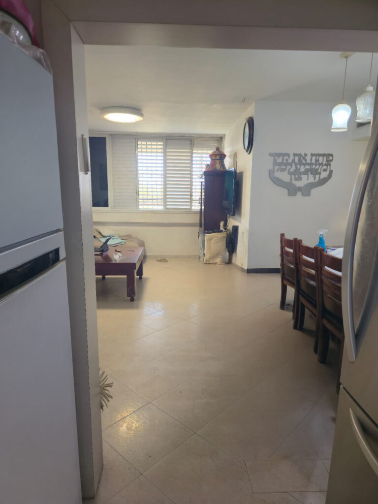 דירת 4 חדרים למכירה ברחוב ברק 14, לוד – 87 מ"ר, קומה 7 מתוך 8. דירה במצב מעולה, מטבח ושירותים משופצים, מיזוג מיני מרכזי, סורגים ומרפסת שמש 12 מ"ר (בבנייה). חנייה עם שער חשמלי. מספר נכס 249.