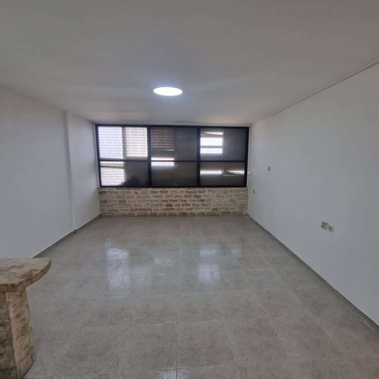 דירת 3 חדרים להשכרה ברחוב אילת 15, לוד – 78 מ"ר, קומה 4 מתוך 4. שמורה ומסודרת, ממוקמת על הציר המרכזי של העיר ליד בית המשפט וקניון לוד. מתאימה למגורי עובדים זרים. כניסה מיידית. מספר נכס 257.