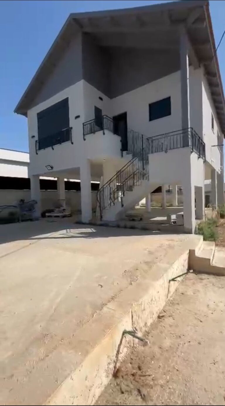 בית פרטי 4 חדרים להשכרה ברחוב שבעת המינים 69, מושב אחיסמך – משופץ ברמה גבוהה, דו־מפלסי, על מגרש של 450 מ"ר. גינה פרטית ענקית 350 מ"ר, מרפסת, חנייה גדולה למספר רכבים. מיקום שקט ומבוקש. כניסה מיידית. מספר נכס 259.