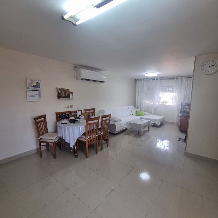 דירת 3 חדרים להשכרה בשכונת אפקה (קריית מנחם בגין), רמלה – 75 מ"ר, קומה 1 מתוך 5. משופצת מהיסוד, בבניין מטופח, עם מחסן פנימי וחנייה בשפע. שכונה נעימה ושקטה. כניסה 01/10 (גמיש). מספר נכס 248.