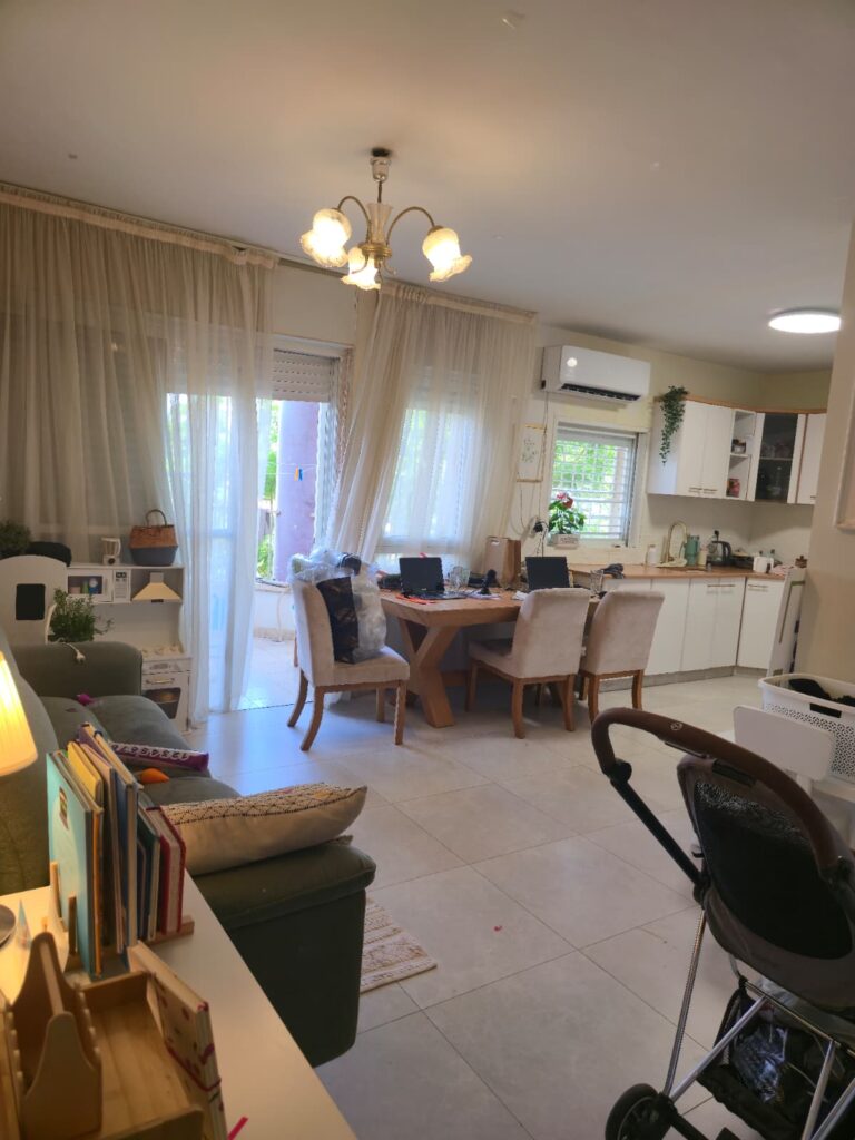 דירת 4 חדרים למכירה ברחוב אלברט איינשטיין 30, לוד – 87 מ"ר, קומה 3 מתוך 8. דירה משופצת ומחולקת לדירת 3 חד' + יחידת דיור מניבה (שוכר משלם 2,000 ₪). מיקום מרכזי, סמוך למוסדות חינוך ותחבורה ציבורית. חנייה פרטית בטאבו, כניסה מיידית. מספר נכס 263.