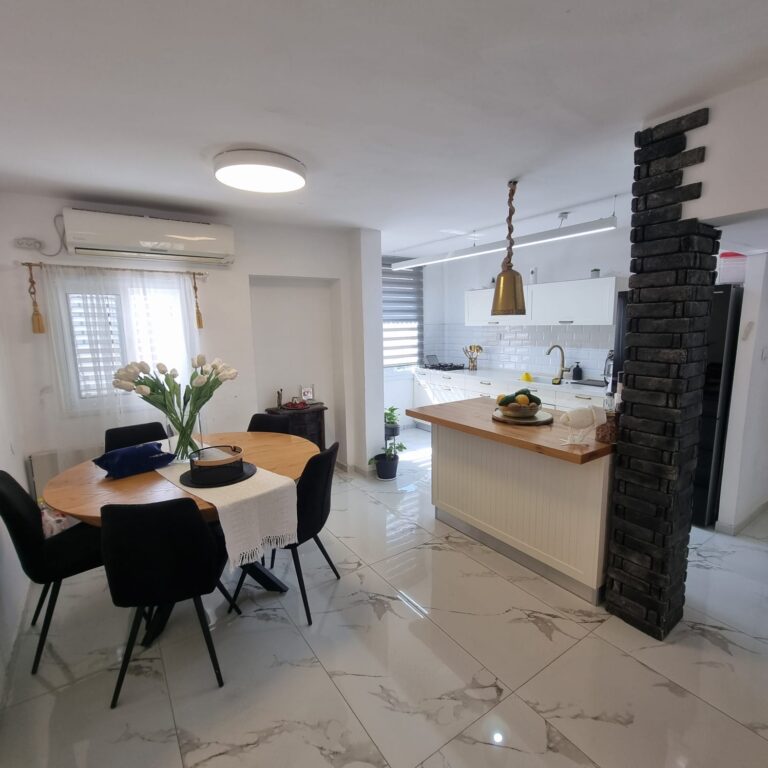 דירת 3 חד' משופצת מהיסוד להשכרה בשדרות שלמה המלך 11, לוד. 75 מ"ר, מזגנים בכל הדירה, מטבח עם אי, מיקום מרכזי ליד מסחר ותחבורה. כניסה גמישה. מס' נכס 277.