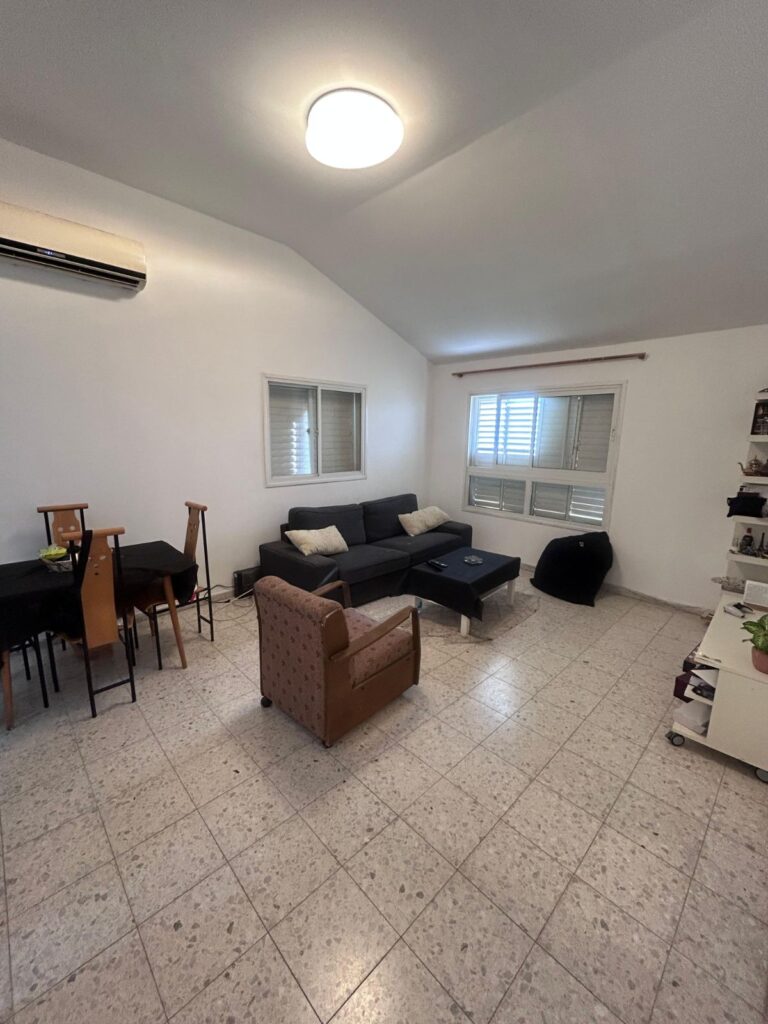 דירת 2 חד' שמורה ברחוב המצביאים 15 בלוד, בשכונת נאות יצחק המבוקשת. מושכרת ב־2,900 ₪ – מתאימה להשקעה. חניה פרטית. מס' נכס 266.