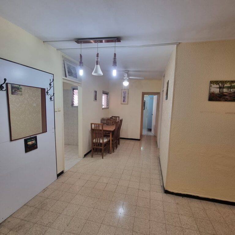 דירת 3 חדרים שמורה ברחוב קדושי קהילת מזריץ 10 לוד, במיקום מרכזי ובסמיכות לפרויקט פינוי-בינוי מתפתח. מתאימה להשקעה. כניסה מיידית. מס' נכס 269.