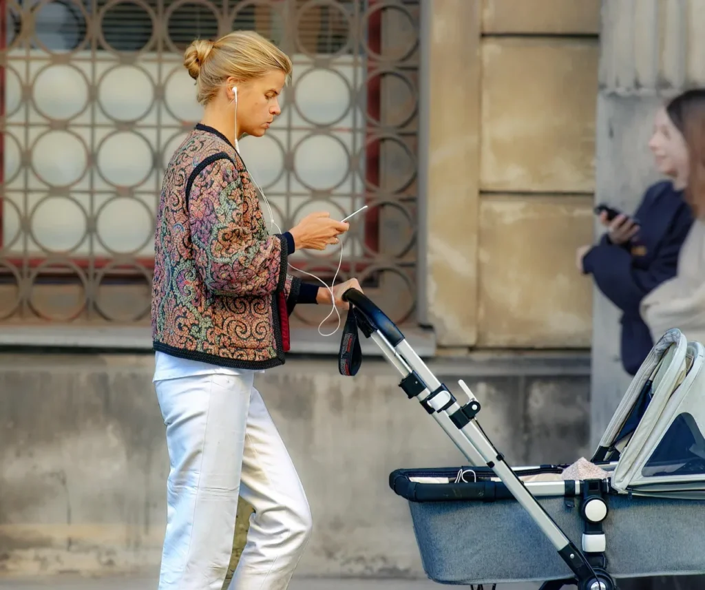 אמא עובדת מהבית בתחום הנדל"ן – קריירה לאימהות