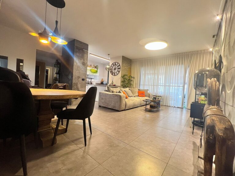 דירת 4 חד' יוקרתית למכירה בשושנה דמארי 4 רמלה. 136 מ"ר, קומה 3, משופצת ברמה גבוהה, בית חכם, מרפסת 16 מ"ר, מחסן וחניה מקורה בטאבו. כניסה גמישה. מס' נכס 317.