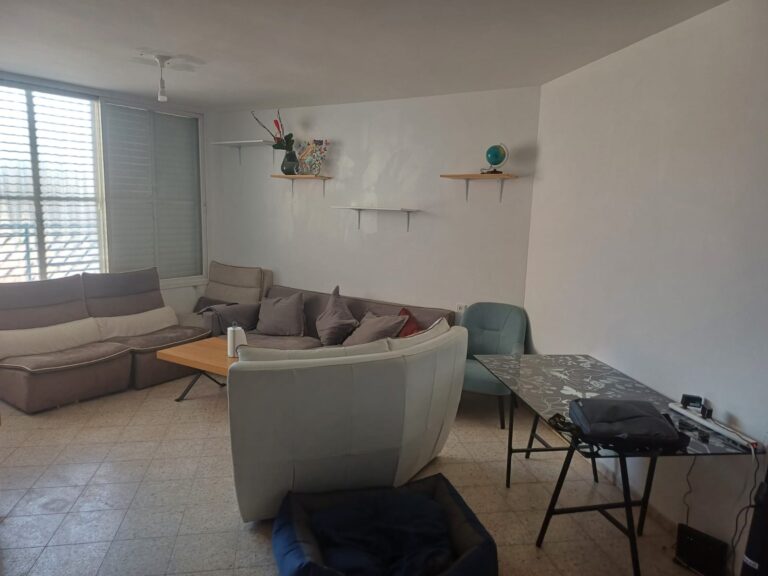 דירת 3 חד' למכירה ברחוב חנה סנש 2 לוד. 73 מ"ר, קומה 2, שמורה ומושכרת ב־4,000 ₪, חניה בטאבו. מיקום נגיש וקרוב למסחר ותחבורה. כניסה גמישה. מס' נכס 313.