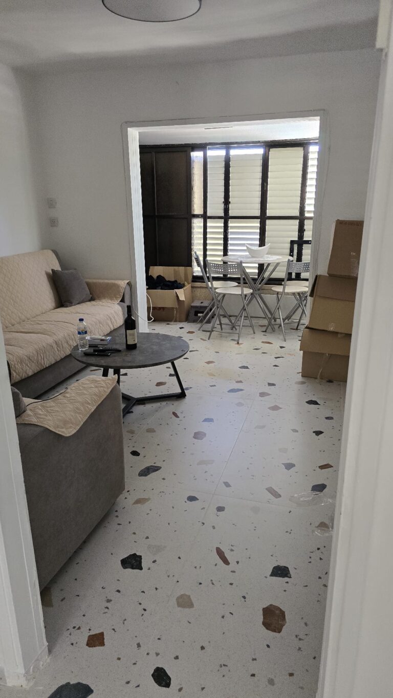 דירת 2.5 חדרים להשכרה בשכונת נווה זית לוד, משופצת ומרוהטת חלקית, קומה 2, מיקום מרכזי ושקט. כניסה מידית. מספר נכס 300.