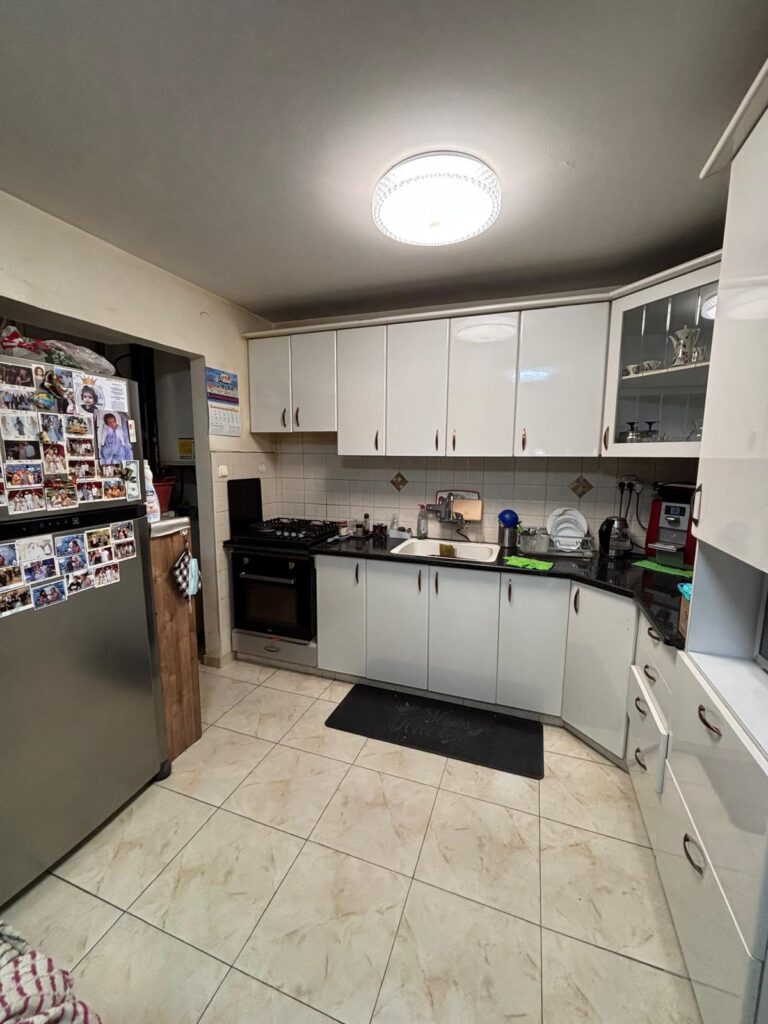 דירת 3 חדרים למכירה בלוד ברחוב הנשיא 3. דירה שמורה ומרווחת במרכז העיר, עם מעליות ונגישות גבוהה למסחר ותחבורה. מספר נכס 319.