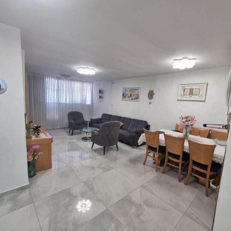 דירת 4 חד' למכירה בשדרות דוד המלך 14 לוד. 87 מ"ר, קומה 4, משופצת במצב מעולה, בניין מטופח עם מעלית חדשה. קרובה לרכבת ולתחבורה. כניסה גמישה. מס' נכס 323.