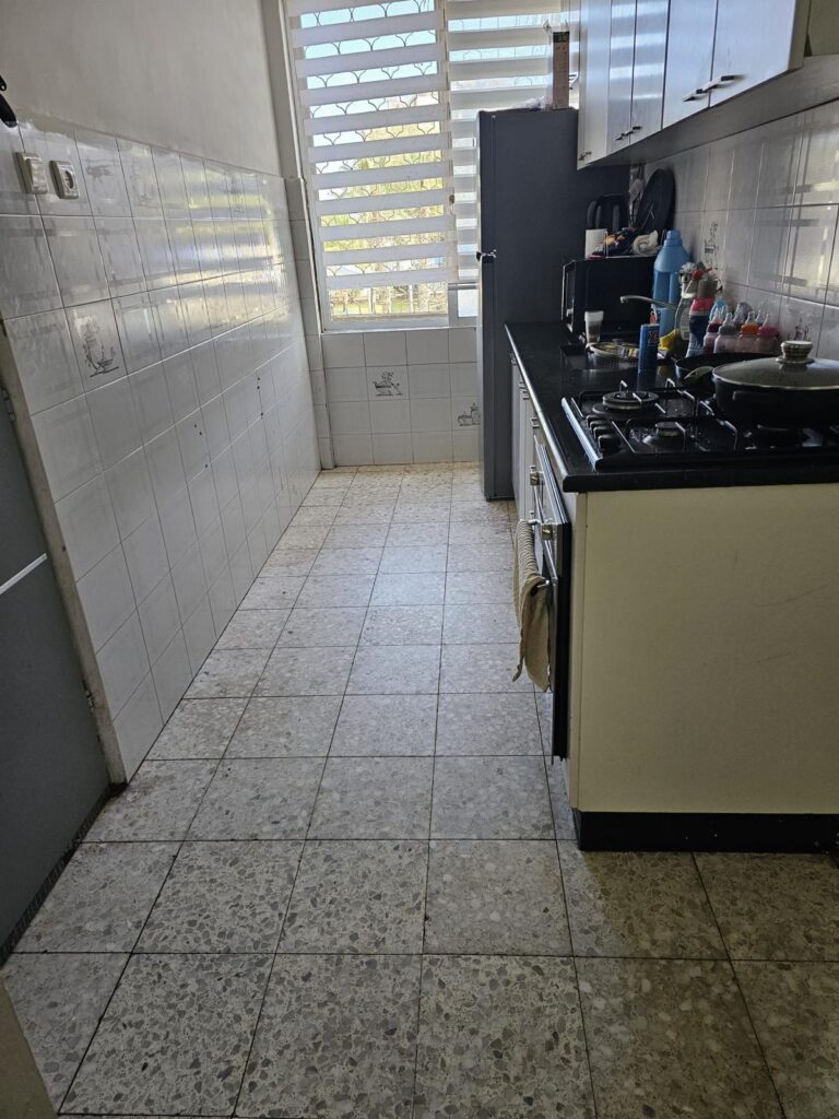 דירת 3 חד' להשקעה ברחוב נתן שוורץ 8 לוד. 52 מ"ר, קומה 2, שמורה ומוארת, מושכרת ב־3,000 ₪. בניין בתהליך פינוי־בינוי עם פוטנציאל השבחה גבוה. מס' נכס 312.