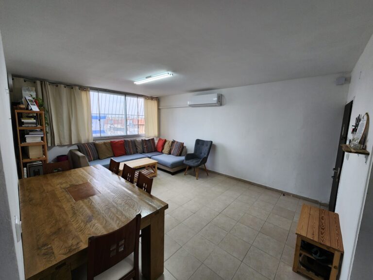 דירת 3 חד' למכירה ברחוב אקסודוס 9 לוד. 65 מ"ר, קומה 3, שמורה ומסודרת. שכונה מתפתחת עם פוטנציאל השבחה. כניסה חצי שנה וגמיש. מס' נכס 315.