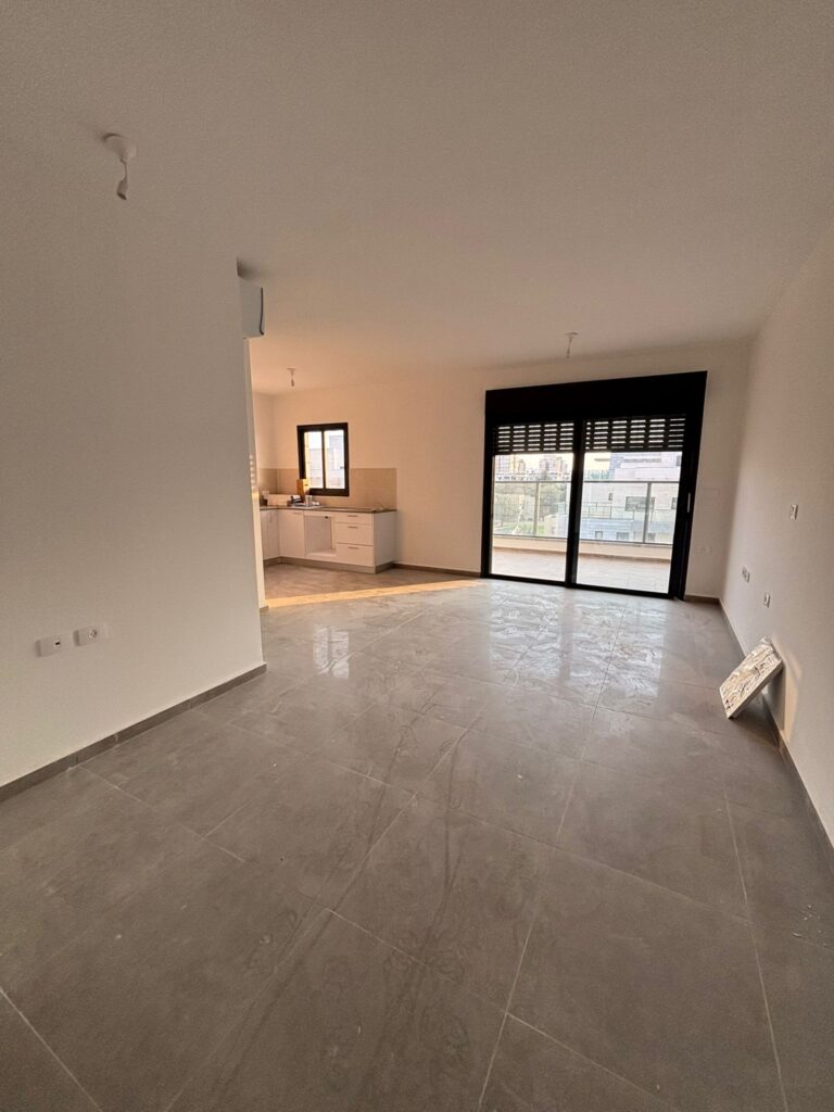 דירת 3 חדרים חדשה להשכרה בלוד, בשכונת גני אביב המבוקשת. דירה מרווחת עם מרפסת שמש, חניה בטאבו ומיקום מצוין ליד חורשה ותחנת רכבת. מספר נכס 322.