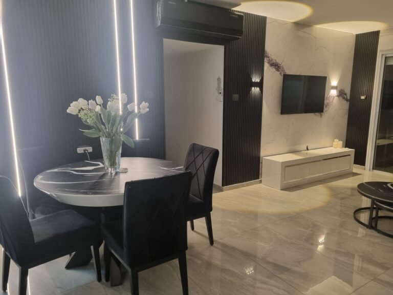 דירת 4 חד' מרווחת למכירה ברחוב איילון 15 לוד. 100 מ"ר, קומה 6, משופצת ברמה גבוהה, מרפסת 12 מ"ר, מחסן ו־2 חניות מקורות. כניסה גמישה. מס' נכס 316.