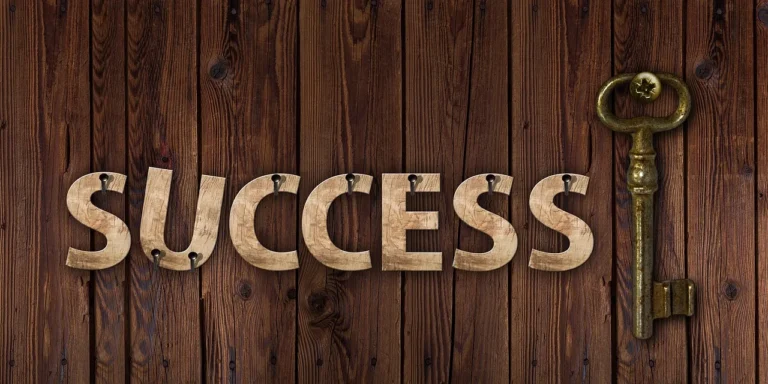 SUCCESS – הצלחה בקריירת תיווך נדל״ן: סוכן משיג תוצאות, מתפתח מקצועית ומוביל לקוחות לעסקאות מוצלחות.