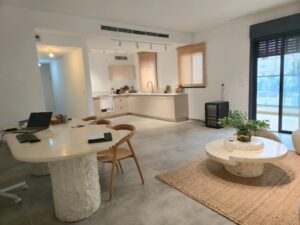 דירת 5 חדרים חדשה להשכרה בלוד, בשכונת קדמת ניר צבי. דירה מרווחת בפרויקט אבני דרך עם מרפסת, חניה בטאבו ונגישות מהירה לכבישים 1 ו־200. מספר נכס 349.