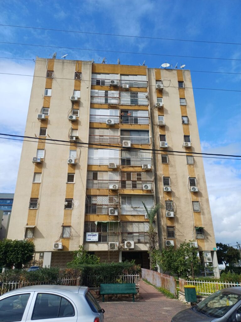 דירת 4 חדרים למכירה בלוד, ברחוב אלברט איינשטיין 22. דירה שמורה ומרווחת בקומה נוחה, קרובה לתחנת רכבת ומתאימה למגורים ולהשקעה. מספר נכס 343.