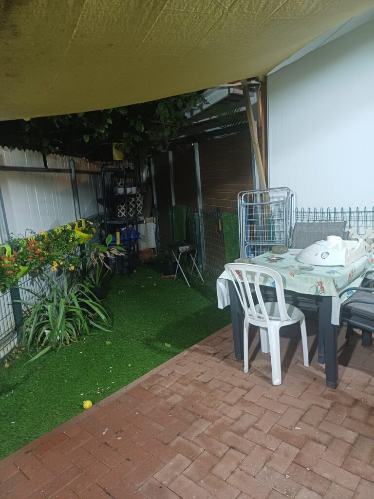 דירת גן 3 חדרים למכירה בלוד, בשכונת גני אביב ברחוב ניצנים 1. דירה מוארת ומסודרת עם גינה פרטית וחניה בטאבו, מתאימה למגורים ולהשקעה. מספר נכס 346.