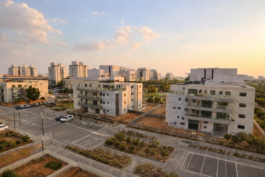 מדריך נדל״ן מקיף על גני אביב לוד: מחירי דירות, תשואות שכירות, תחבורה ופיתוח עתידי – כל מה שצריך לדעת לפני מגורים או השקעה.