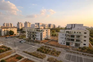 מדריך נדל״ן מקיף על גני אביב לוד: מחירי דירות, תשואות שכירות, תחבורה ופיתוח עתידי – כל מה שצריך לדעת לפני מגורים או השקעה.