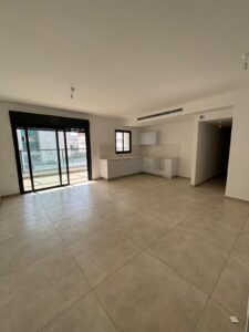 דירת 5.5 חדרים להשכרה בלוד – ברחוב מאיר הר ציון 11. חדשה, מרווחת, עם מרפסת שמש, חנייה פרטית ומיקום נגיש בקרבת תחנת רכבת גני אביב.