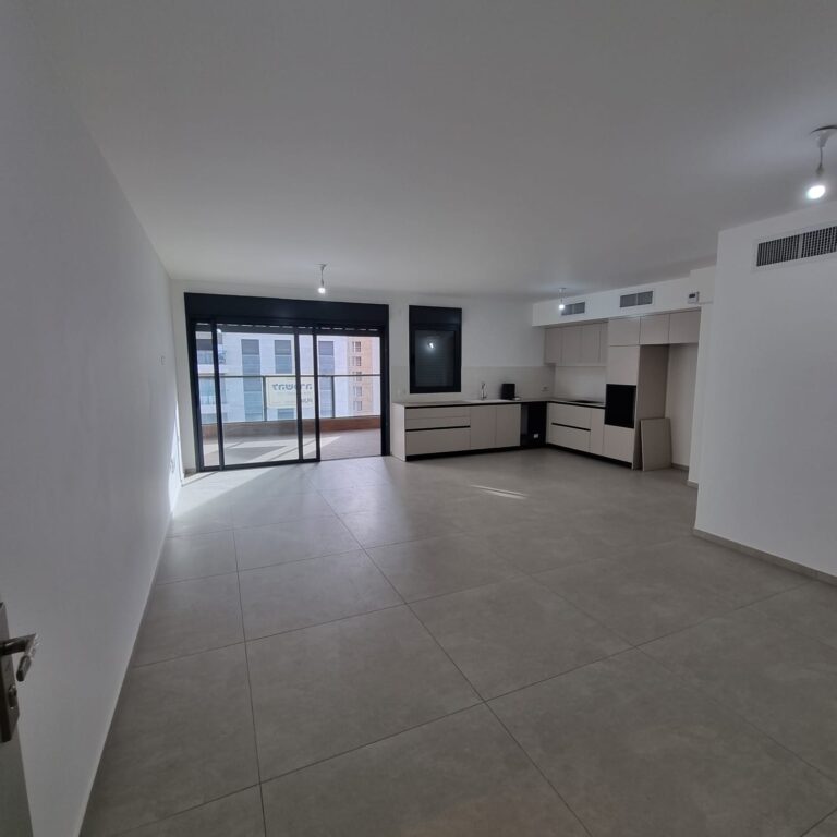 דירת 5 חד' חדשה להשכרה ברחוב יער אודם 5 לוד. 127 מ"ר, קומה 6 בבניין בוטיק, מרפסת שמש, מחסן ו־2 חניות צמודות. שכונת נופי בן שמן המבוקשת. כניסה מיידית. מס' נכס 332.