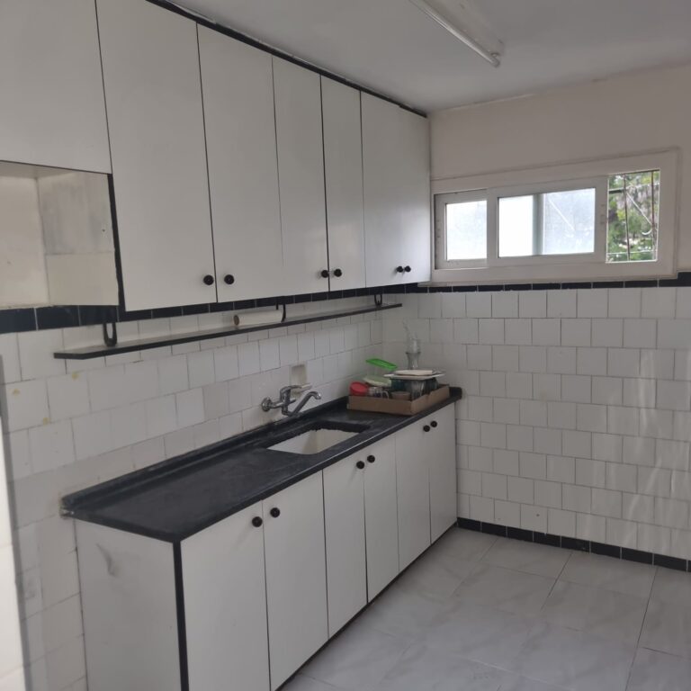 דירת 3 חדרים להשכרה בלוד בשדרות חטיבת יפתח 6. דירה שמורה ומסודרת במיקום מרכזי, קרובה לתחנת רכבת ולתחבורה ציבורית, מתאימה למגורי פועלים. מספר נכס 342.